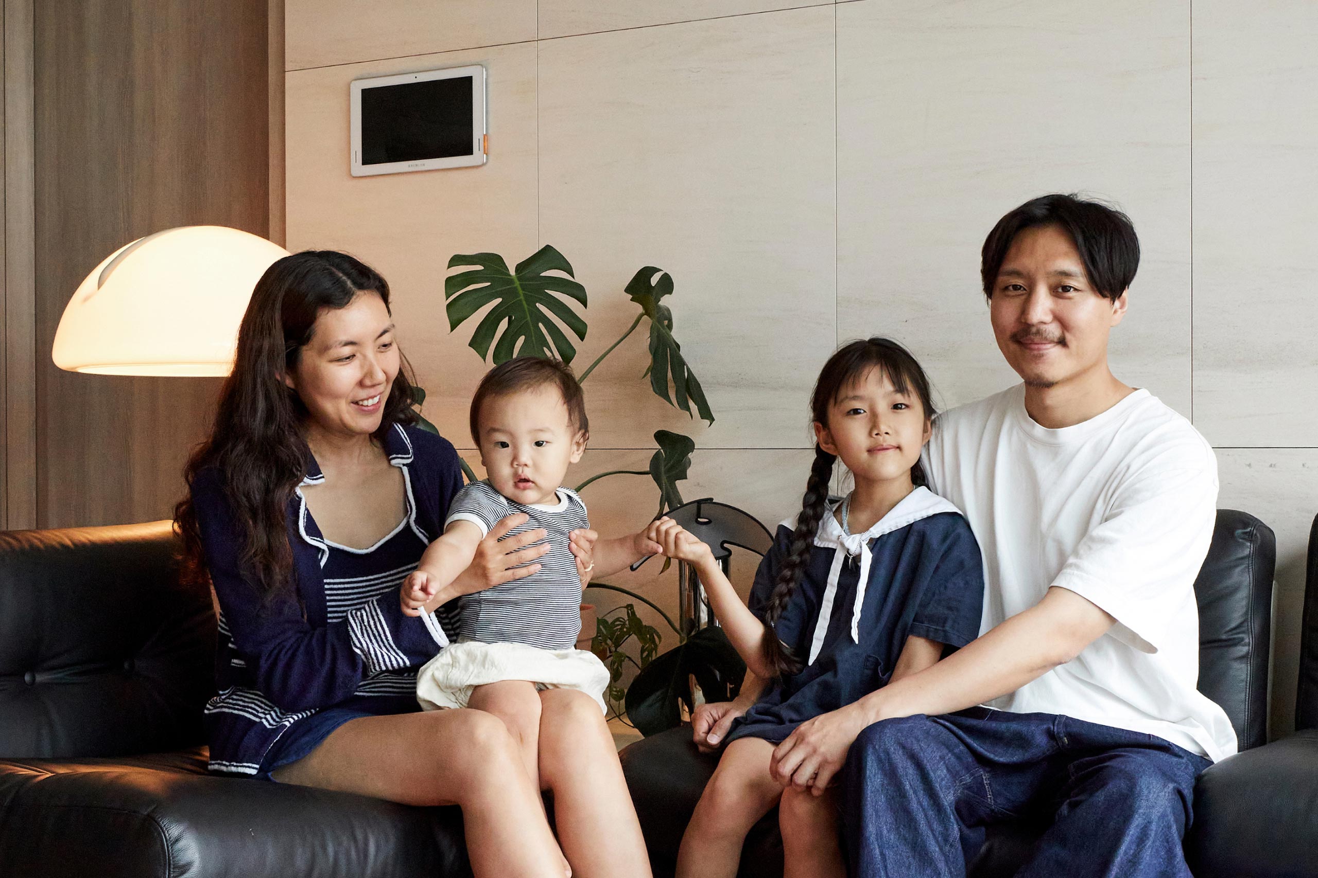 "우리의 어린 시절 좋은 추억이 주거지를 결정했어요" 서울 강남 일원동에서 네 가족이 살아가는 집과 일상, 그리고 소박한 생활 철학을 담은 이야기를 만나보세요.