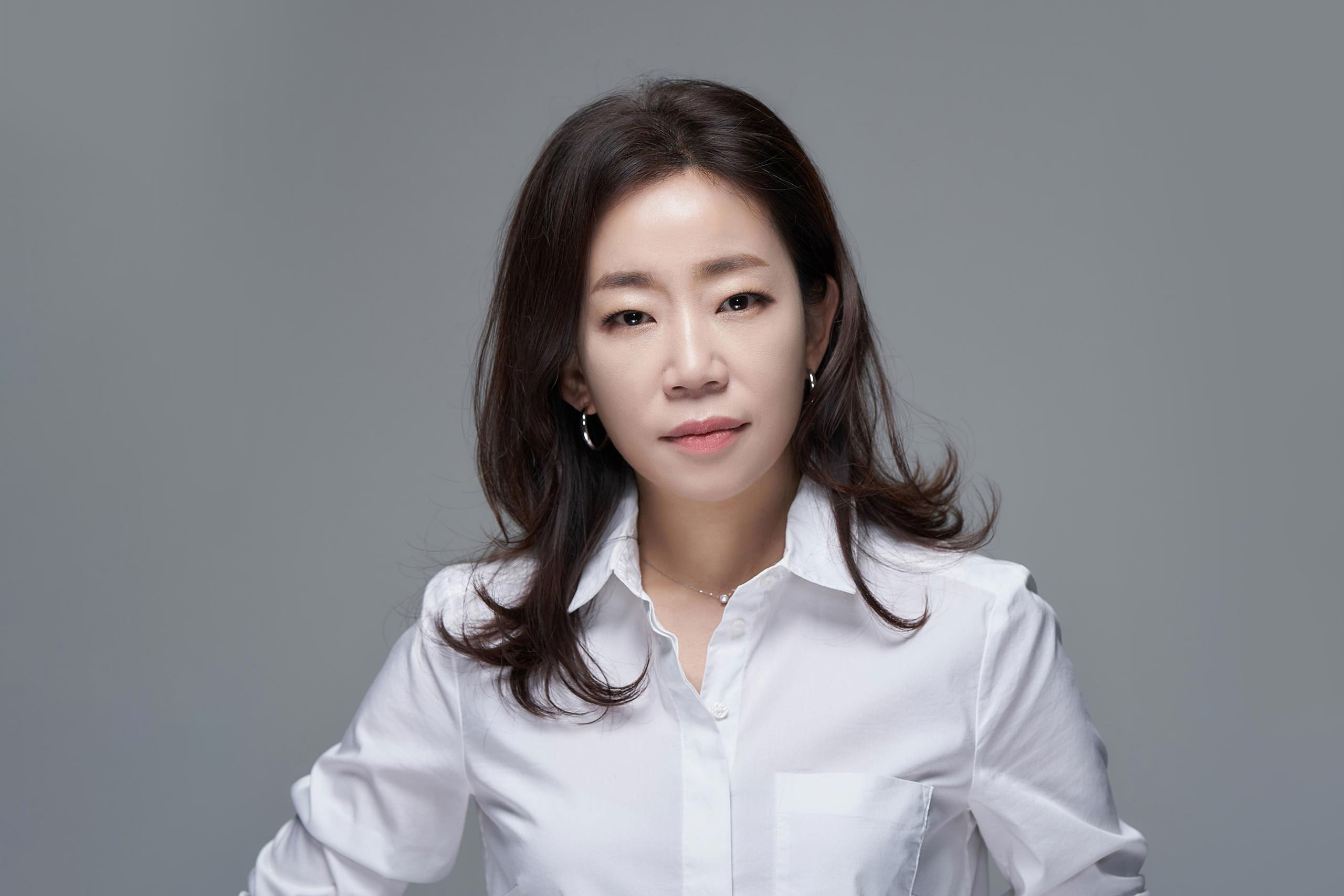 김문정 "지금 이 순간도 저축하는 마음으로" 뮤지컬 음악감독 김문정은 바쁜 일상 속에서도 자신의 길을 꾸준히 다져왔어요. 그만의 시간과 돈을 관리하는 노하우, 특별한 가치관까지 만나보세요.  