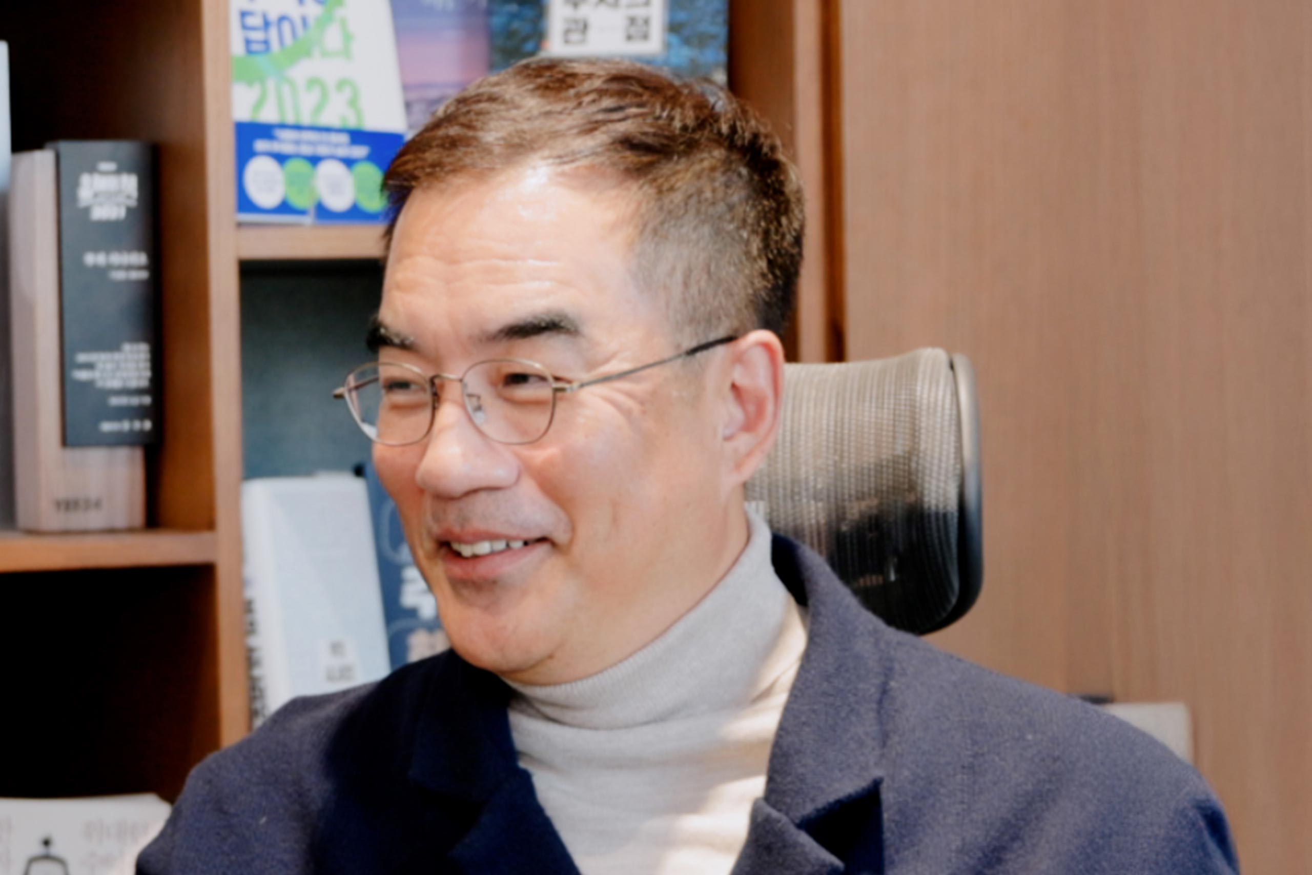 김동환 "부자가 되려면 무덤덤해지세요" 증권사 임원에서 삼프로TV 대표가 되기까지, 다양한 인생 경험과 투자 노하우를 쌓아온 김동환 대표의 이야기를 담았어요. 경제적 자유와 성장에 관한 특별한 생각을 들어 보세요. 